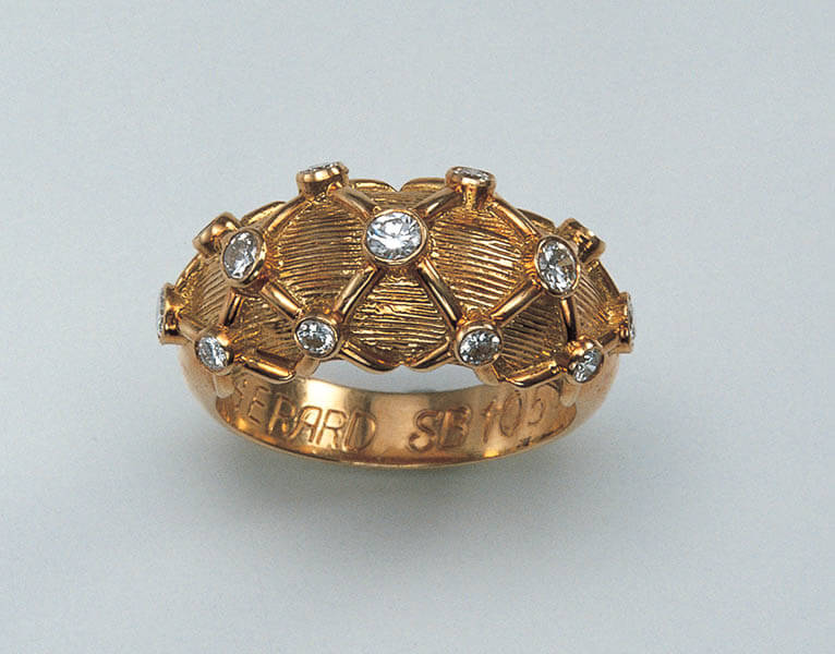 《ダイアナ元妃のダイヤモンドリング》ルイ・ジェラール作、フランス、1985年
穐葉アンティークジュウリー美術館蔵