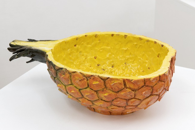 「Pineapple bowl」
（陶、幅30.5×奥行19×高さ10cm、箱後日）