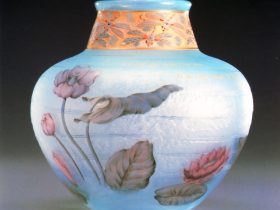 ドーム兄弟 《水辺の花文花瓶》(コウホネ)　1897年　北澤美術館蔵