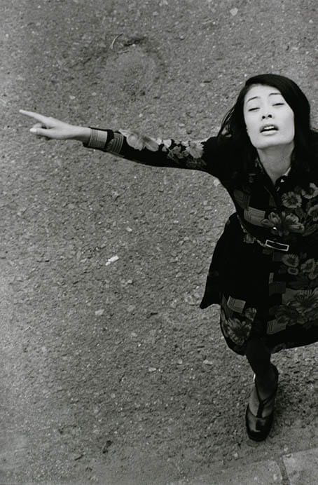 《無題（窓から）》〈洋子〉より　1973年　©深瀬昌久アーカイブス

