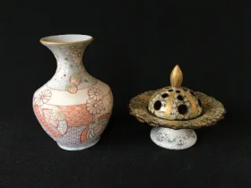 「花⼩紋花器」（径9.6×⾼さ13.2cm） 「⾦彩三島⾹炉」（径12.0×⾼さ9.8cm）