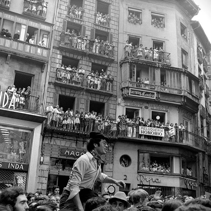 サンフェルミンの歓声、バスクの叫びか。
パンプロナ、1972年 ©高橋宣之