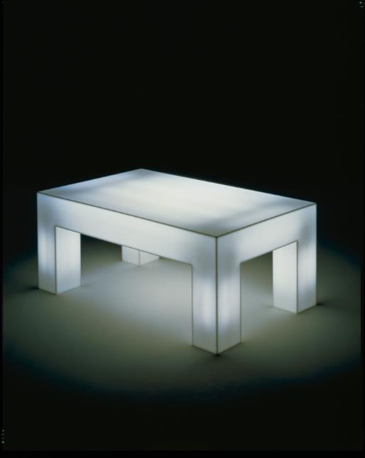 倉俣史朗　《光のテーブル》　1969年　京都国立近代美術館蔵　©Kuramata Design Office
