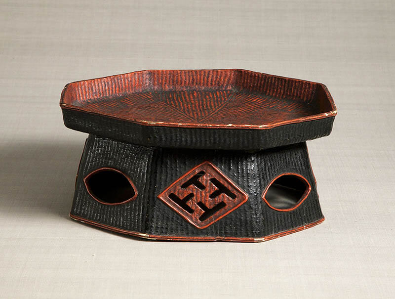 紙縒卍文八角膳　朝鮮時代　19世紀　15×35.4cm

