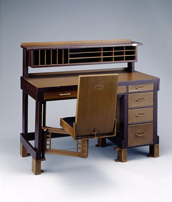 フランク・ロイド・ライト《ラーキン・ビルの椅子付き事務机》1904年頃　豊田市美術館蔵　

