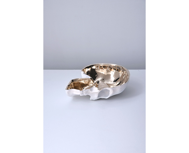 大西　伸明「Vacuum – skull」（H21×W16.5×D6cm、2017年、白銅に着彩）

