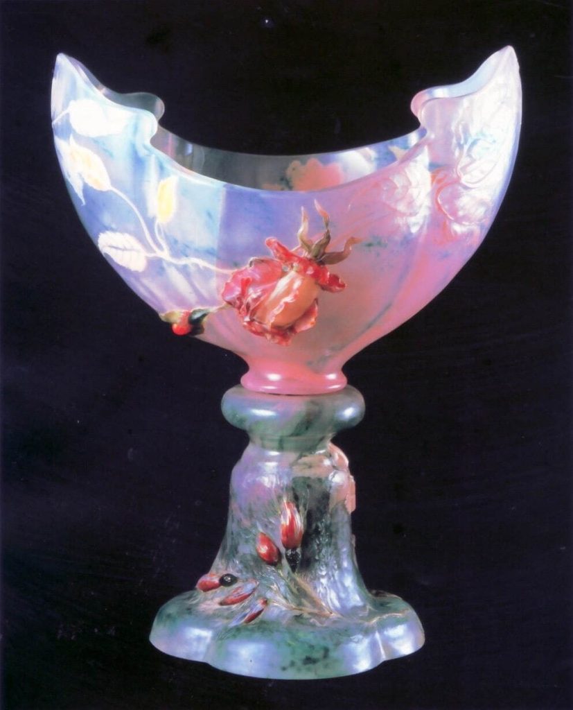 エミール・ガレ　脚付杯《フランスの薔薇》 1901年　北澤美術館蔵
