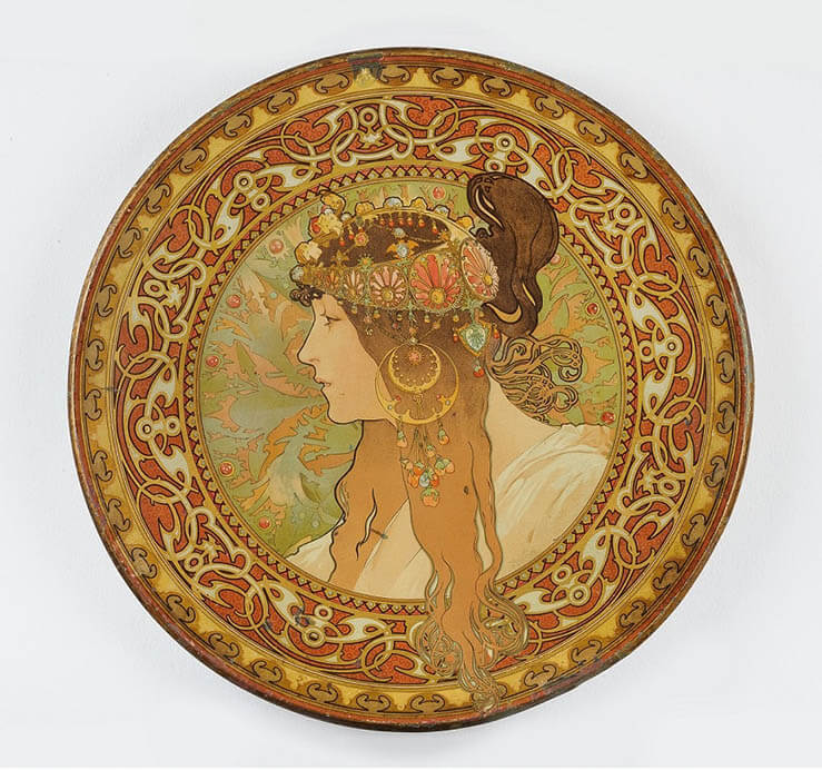 装飾皿「ビザンティン風の頭部：ブルネット」1898年／チマル・コレクション

