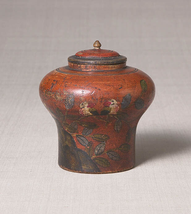 密陀絵花鳥文白粉入　朝鮮時代　19世紀　12.4×11.2cm

