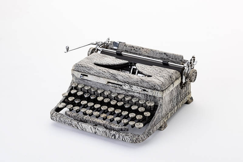 タイプライター - Rose　2002　タイプライター、和紙、木炭　35.6×30.5×15.2㎝　Photo：中川達彦