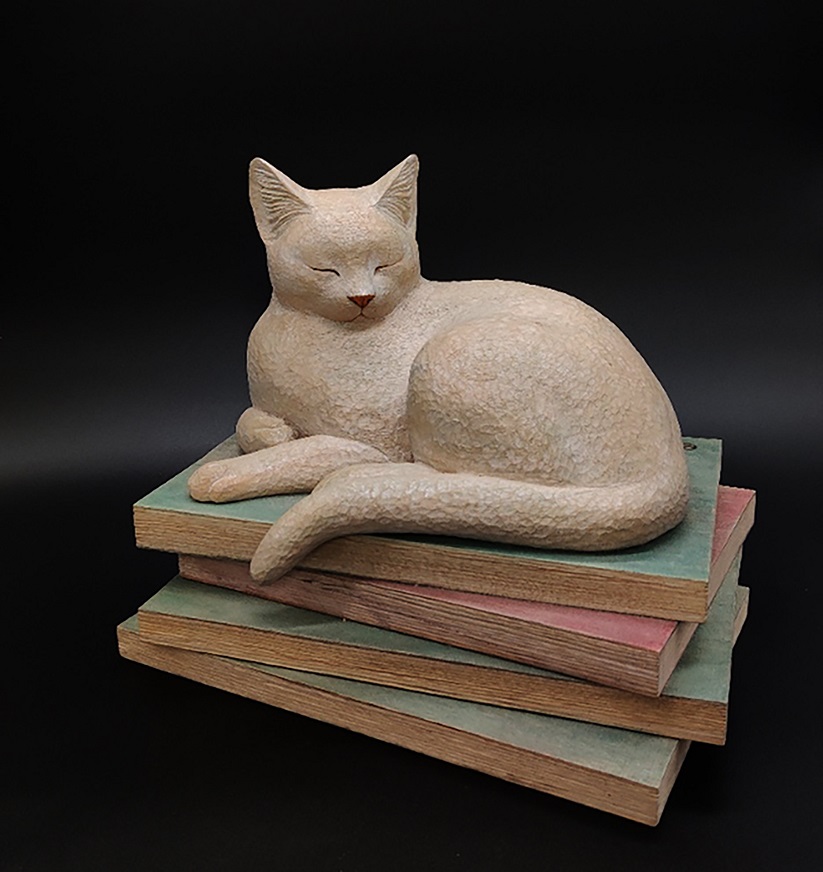 「本の上の白猫」
（楠、幅28×奥行24×高さ23cm）