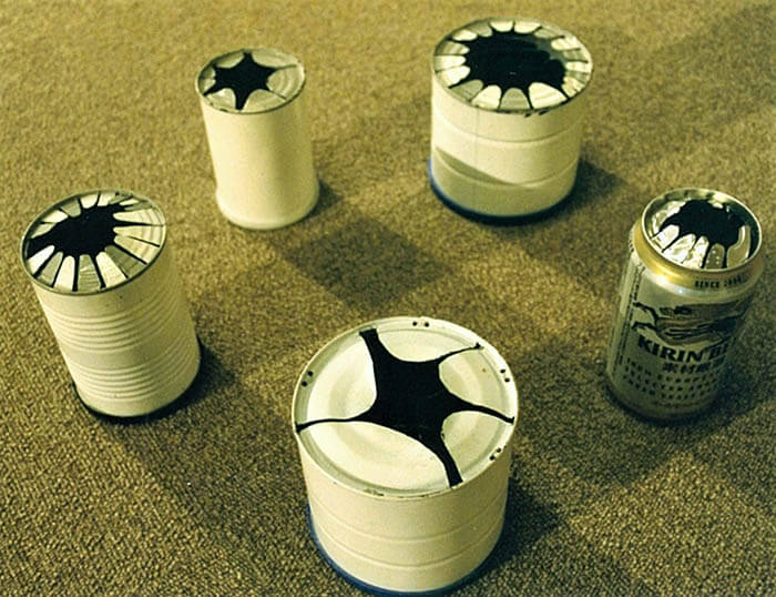 「耳からの風景 吉村弘のパフォーマンス」で使用した缶楽器《F・CAN》（2001年9月8日、ジーベックホールホワイエ）個人蔵


