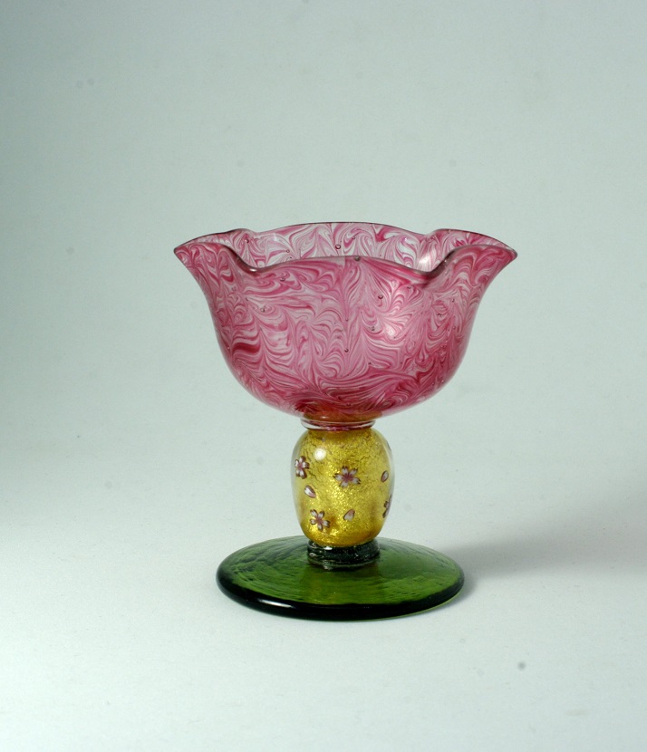 小暮紀一「蜻蛉玉脚付冷酒杯」
（ガラス・本金箔、径5.8×高さ7.2cm）