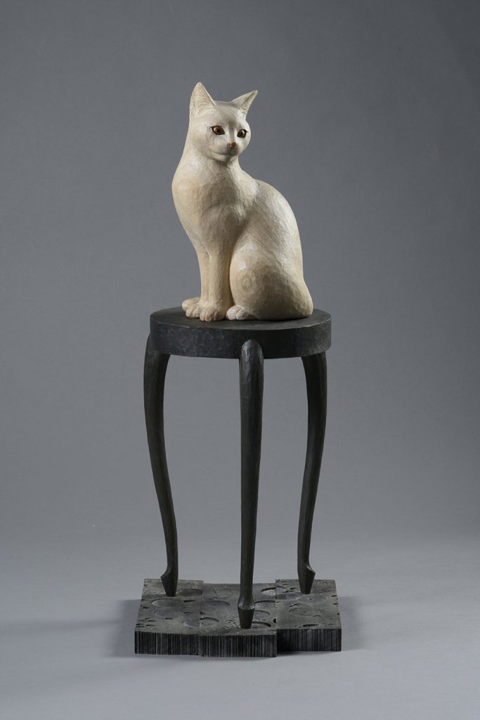 「 猫脚椅子の上の白猫 」
（幅25×奥行26×高さ67㎝）　