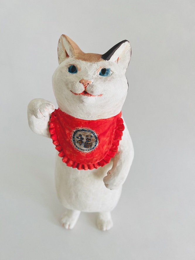 星野菜月「招き猫　ミケ猫」
（陶土・手捻り・顔料・釉薬、幅16×奥行24.5×高さ29cm）