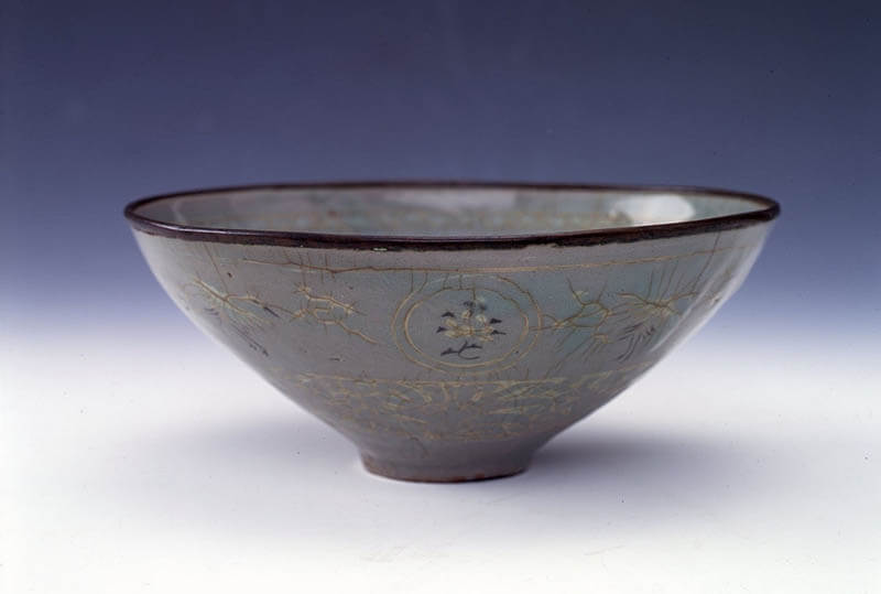 《高麗青磁象嵌平茶碗》 朝鮮・高麗時代(13～14世紀) 山形県指定文化財

