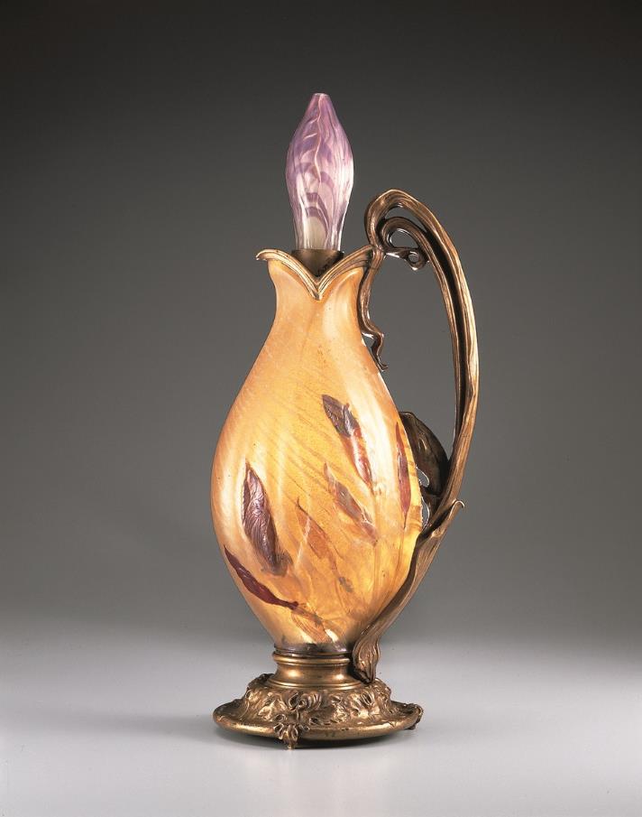 エミール・ガレ　花形ランプ「アイリスのつぼみ」　1900年　北澤美術館蔵

