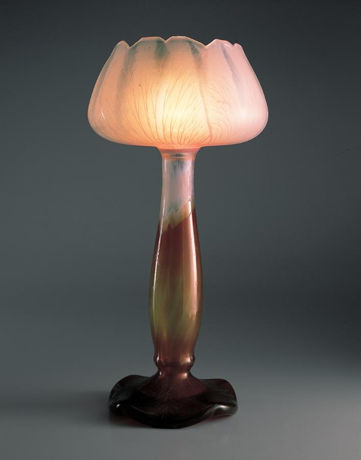 エミール・ガレ　花形ランプ「睡蓮」　1900-1903年　北澤美術館蔵

