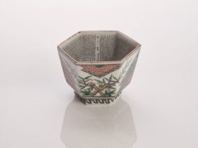 作家名：田村敬星 作品名：百人一首草花文六角盃 サイズ：幅6.9㎝×奥行6.2㎝×高さ4.7㎝