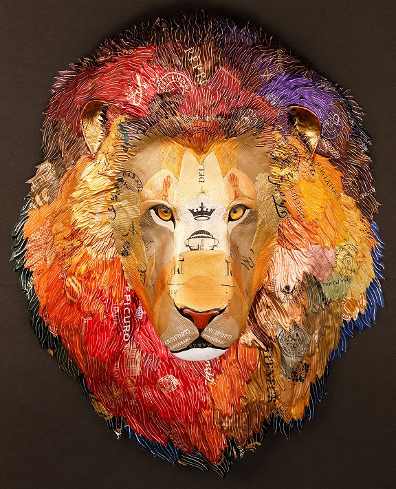 「ライオン -生命の連鎖-」
サイズ：約 幅35 x 高43 x 奥行10 cm
素材：ワインの蓋（キャップシール）、レジン