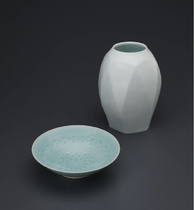 青磁彫文鉢（径24×高さ7cm） 白磁面取花瓶（胴径20×高さ27cm)