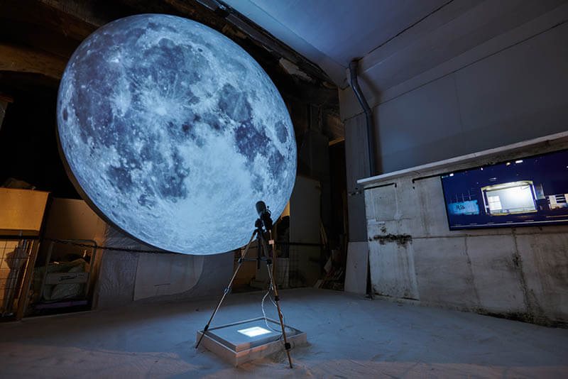 渡辺篤（アイムヒア プロジェクト）《月はまた昇る》2021 年
展示風景：「同じ月を見た日」R16 studio、撮影：井上桂佑