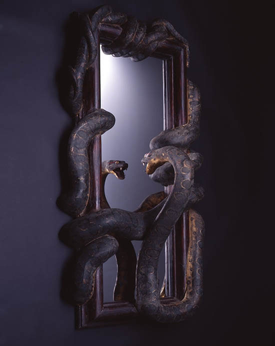 《Two Anacondas trapped in the frame》(2004年)　Photography by KATSURA ENDO　
「ルパンの娘」ドラマ版（フジテレビ）への提供作品