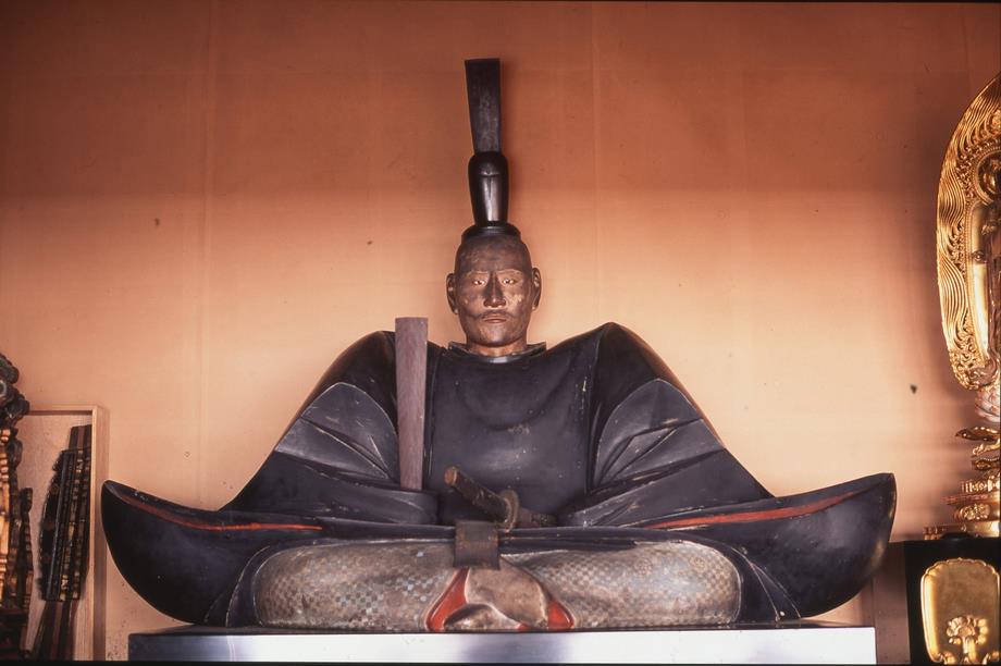 重要文化財 織田信長座像
(京都・総見院）
