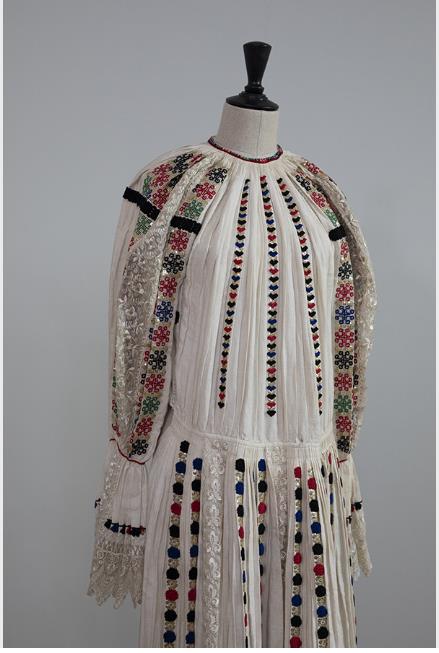 《刺繍民俗衣装》 20 世紀初頭、メゾン・ヴェルモン蔵

