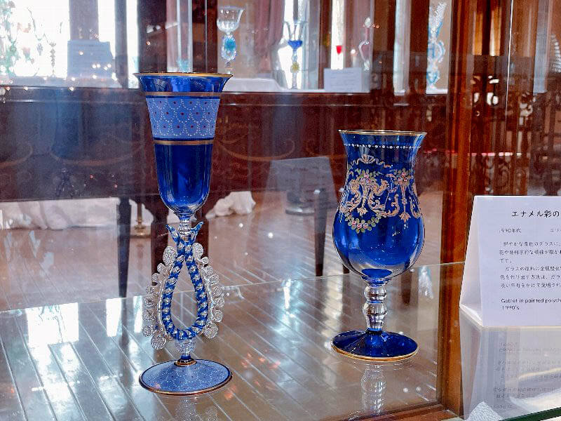 エナメル彩のブルーのグラス

