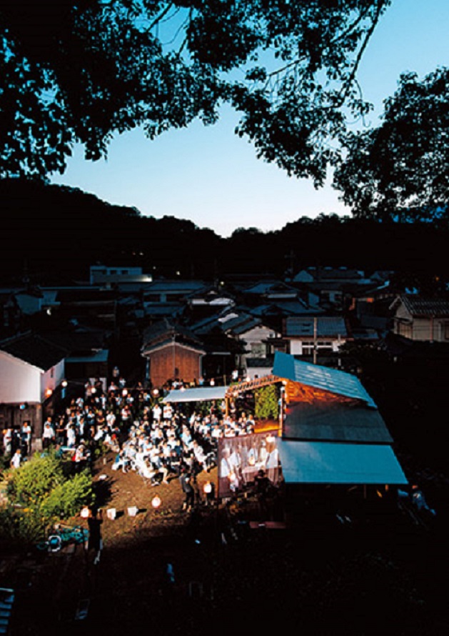 ⾺⽊キャンプ（⾹川県、2013年） ©HIDEAKI HAMADA 自主施工による地域の交流施設。ドットアーキテクツ と住⺠総出で一日で制作した映画の、一夜限りの上映会。