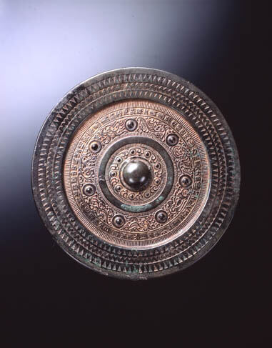 重要文化財　［鍍金］細線式獣帯鏡（同型鏡）　六朝（宋）時代・5世紀　五島美術館蔵