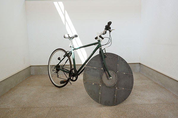 東弘一郎《鉄半間》2023 自転車、鉄 130 x 220 x 60 cm