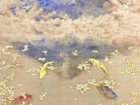 張媛媛 『水映富士雲中遊鯉図』H100 × W80 cm パネル、亜麻布、岩絵具、エンカウスティーク、金箔