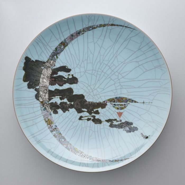 作品名：青瓷鉄流色絵銀彩大皿「REIMEI」 サイズ：径55.3×高13.2cm