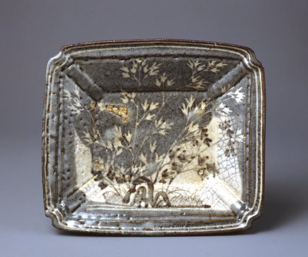 「鼠志野額皿」　桃山時代　17世紀

