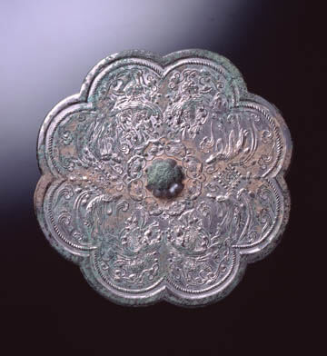 重要文化財　迦陵頻伽紋葵花形鏡　唐時代・8世紀　五島美術館蔵
