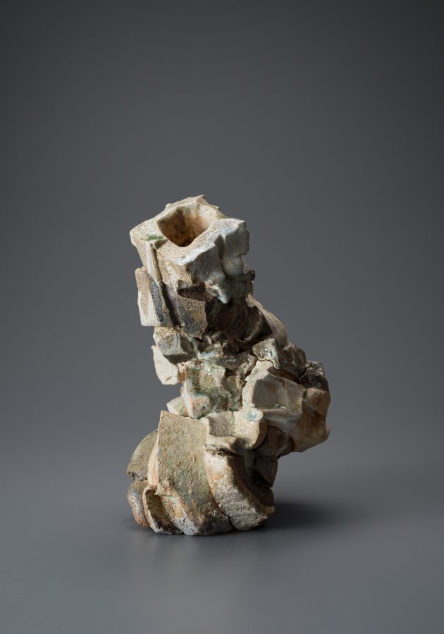 「Natural Ash Sculpture 」 2022、陶/ Ceramic、H35 × W23 × D23 cm、H13.7 × W9 × D9 in. 、michikawa0003