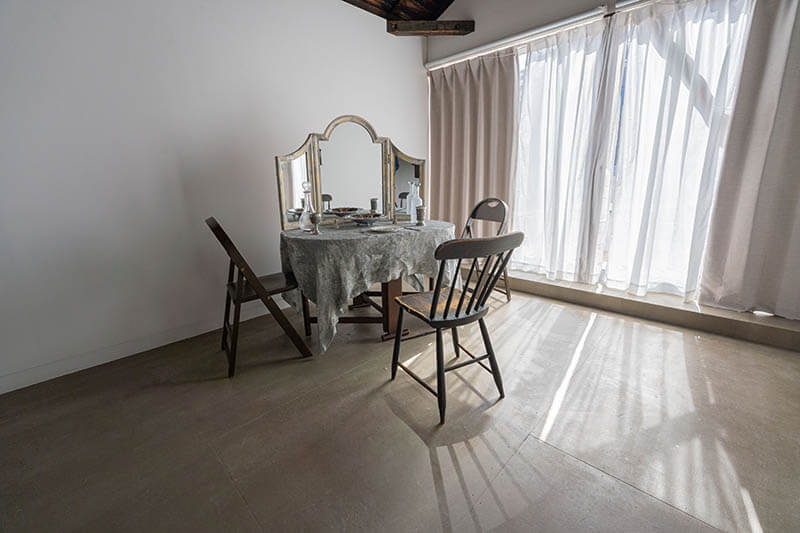 倉敷安耶《わたしたちは家族》2023　テーブル、椅子、鏡、食器、カトラリー/ インスタレーション　写真：久保田智広

