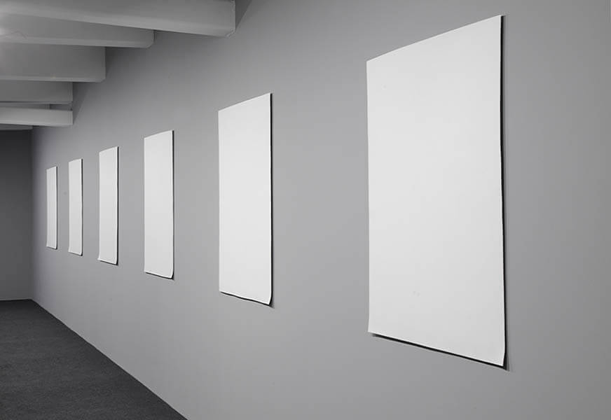 《白紙》2008年-2019年、磁器、200×120×0.7cm
© Liujianhua Studio