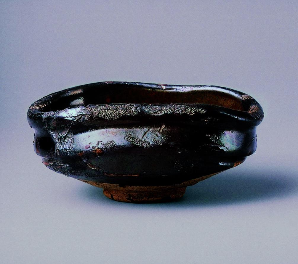 「織部黒茶碗」　桃山～江戸時代　17世紀

