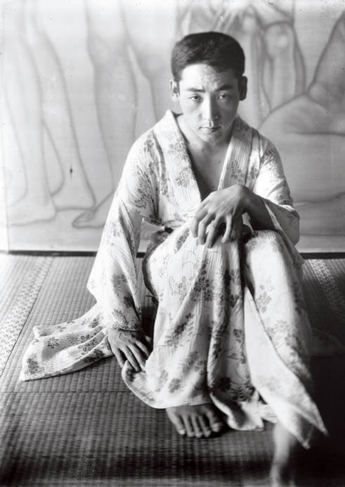 《畜生塚》の前でポーズする楠音、1915年頃、京都国立近代美術館

