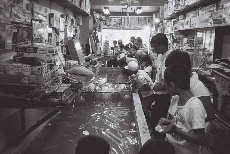 ≪1967年頃、店内に模型用プールを設置≫　©KAIYODO

