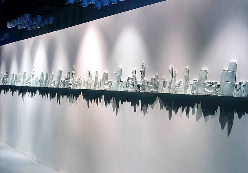 《水中倒影》2002-2003年、青白磁・照明、1000×50×10cm
© Liujianhua Studio