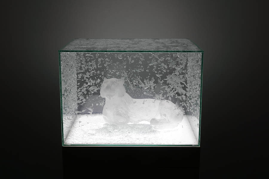 《くぼみに眠るそら -寝虎-》2022　ナフタリン、ミクストメディア（東山窯の石膏型を使用）
©MIYANAGA Aiko, Courte sy of Mizuma Art Gallery