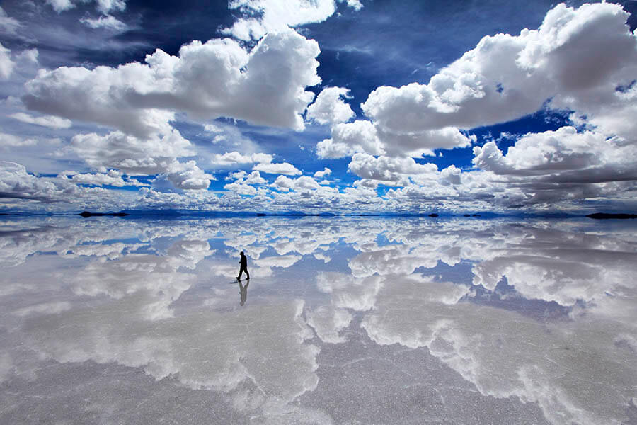 雨期のウユニ塩原、深さ数センチの水に雲が映りこんだ“天空の鏡”。ウユニ ボリビア　2011年
© Kazuyoshi Nomach