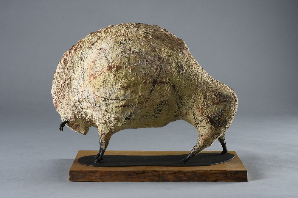 タイトル　「ラスコーの牛」 素材　テラコッタ・鉄 技法　彫刻　 サイズ　幅約40×奥行約18×高さ約28㎝