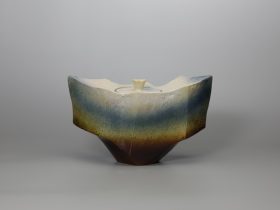 大樋窯変祭器「尊崇」W37×D15×H21.5cm　©大樋美術館