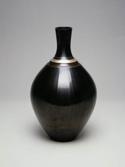 米田豊也《赤銅打出花瓶》(1990年)

