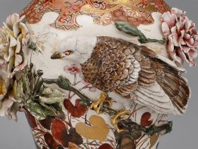 宮川香山（初代） 高浮彫薔薇鳩花瓶（部分）、明治時代前期～中期（19世紀後半）、各 24.5×22.8㎝、横山美術館蔵